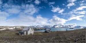 Svalbard-house-lake